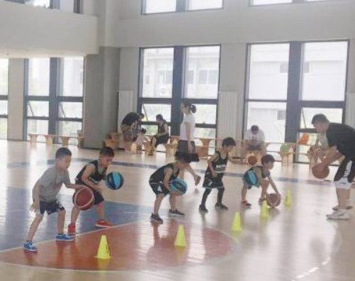 为什么封闭训练是提高篮球水平的有效途径_0